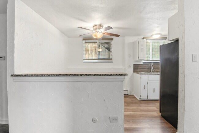 Building Photo - $1,520.95 - 2 bed, 1 bath updated ground floor Condo in Lakewood with In Unit Laundry