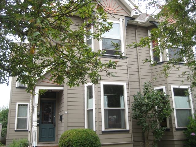Building Photo - 25 SE 26th Ave