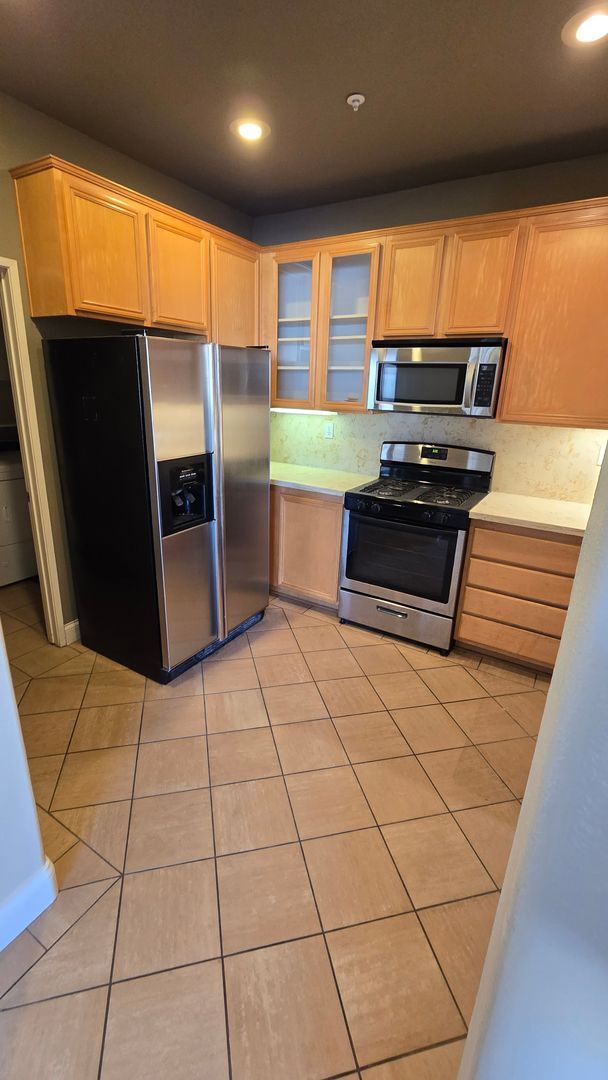 Building Photo - Orange 3 Bed, 2.5 Bath Townhouse for Lease...