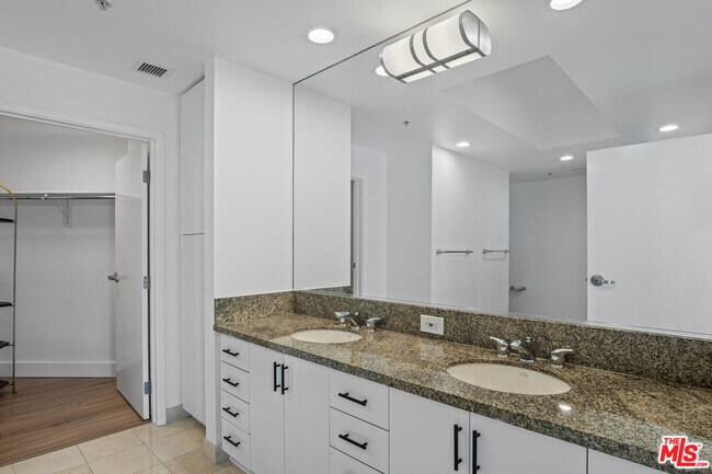 Building Photo - 13700 Marina Pointe Dr