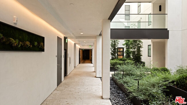 Building Photo - 505 S Barrington Ave