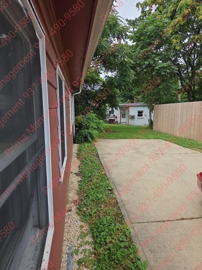 Building Photo - Quaint 3 bed 1 bath house with AC & everyt...