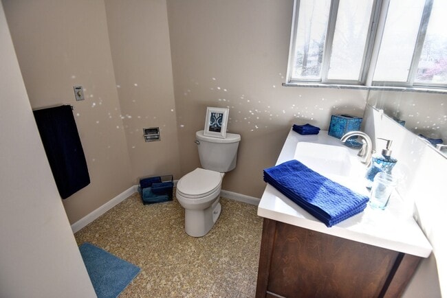 Building Photo - 2 Bed 3 Bath Single Family Home For Rent i...