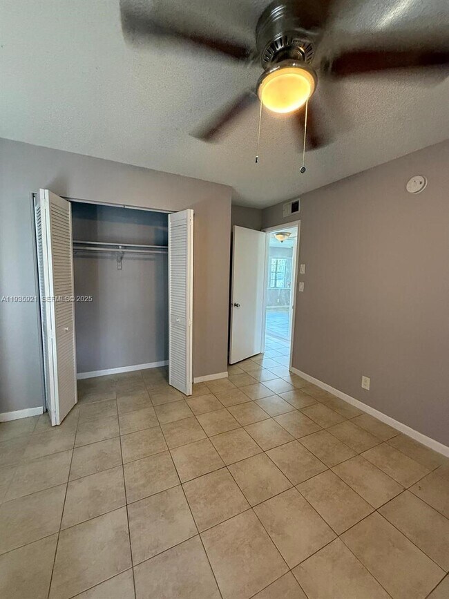 Building Photo - 402 Lakeside Dr