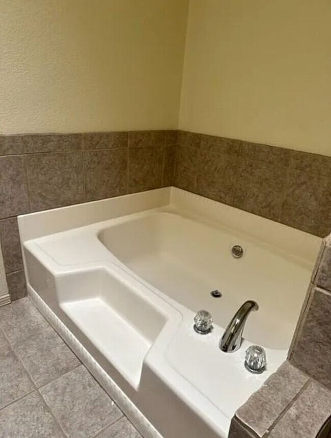 Building Photo - Adorable Towhhome Located off Foothills