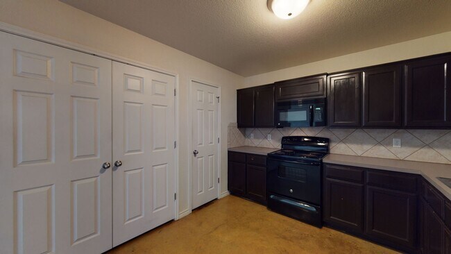 Building Photo - FREE DECEMBER RENT!!