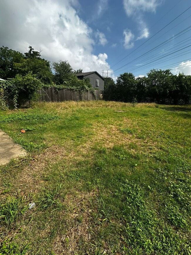 Building Photo - Lockwood Properties4 (900 Sahara Ave)