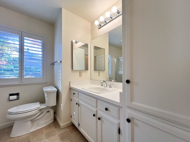 Building Photo - St. Helena – Spacious Two-Bedroom, Two-Bat...