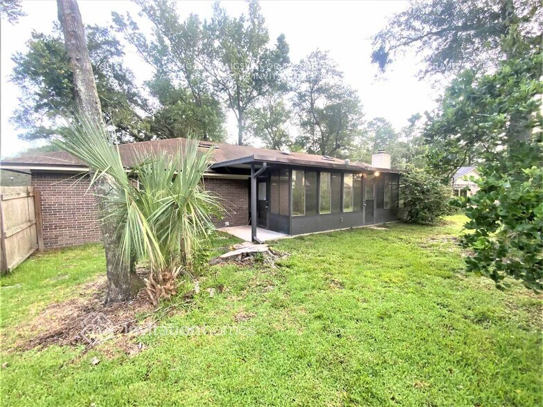 Building Photo - 11666 Wellington Way