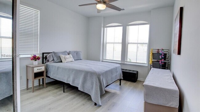 Building Photo - 125 Parrot Ave