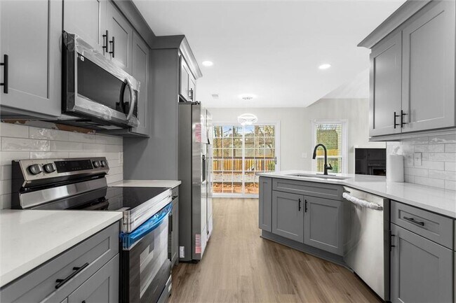 Building Photo - 2580 Waterford Park Dr