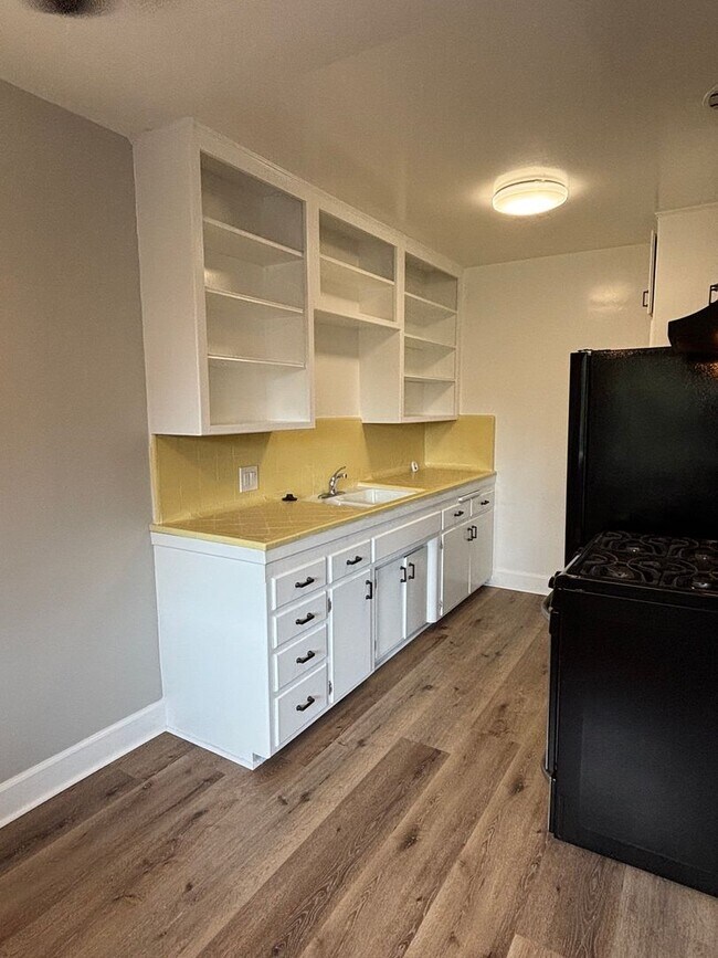 Building Photo - 1 Bedroom available now!