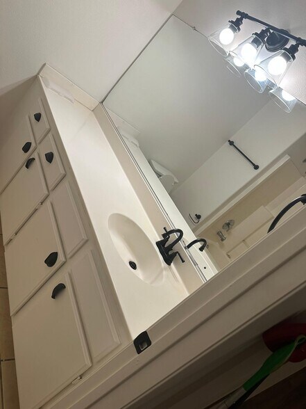 Building Photo - 1050 Harbor Heights Dr