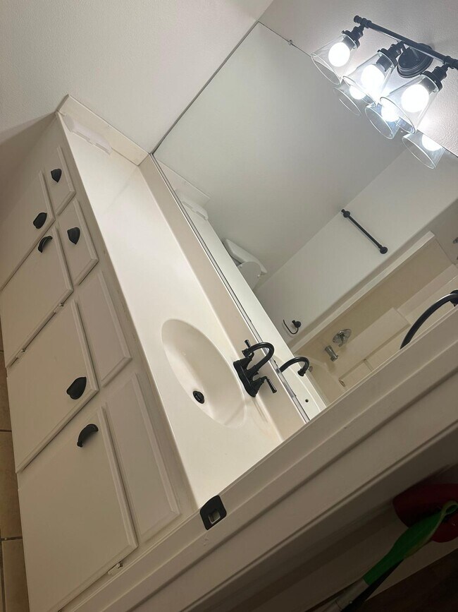 Building Photo - 1050 Harbor Heights Dr