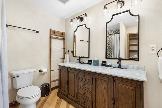 Building Photo - 9 E Del Rio Dr