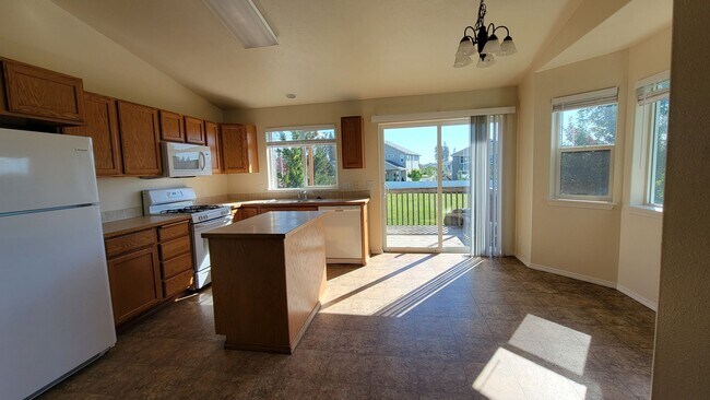 Building Photo - 4 bed, 3 bath home located in the Sunshine Meadows Neighborhood, Coeur d'Alene