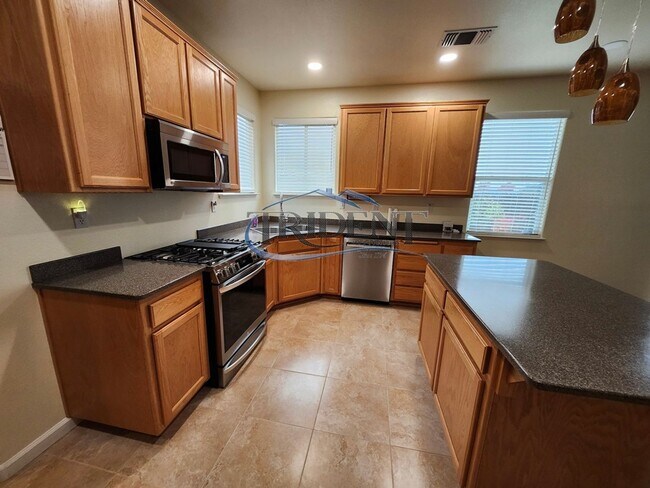 Building Photo - 4 bedroom 3 bath near schools and parks