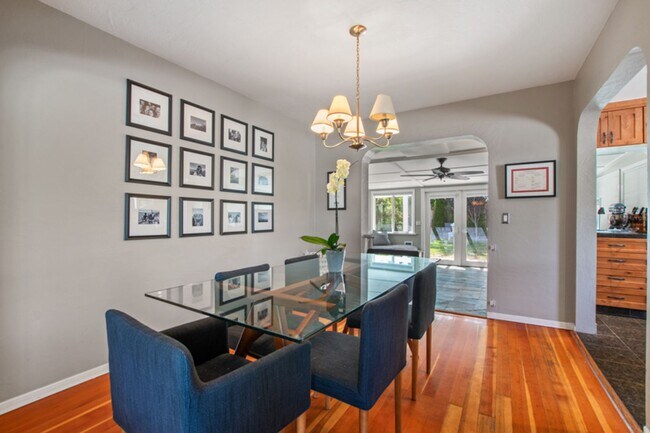 Building Photo - Old Southwest 2 bed / 1 bath / 1 car garage REMODELED & Move In Ready