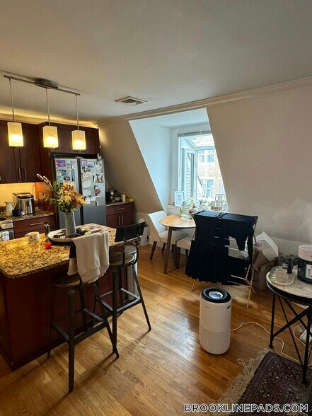 Building Photo - 1798 Beacon St