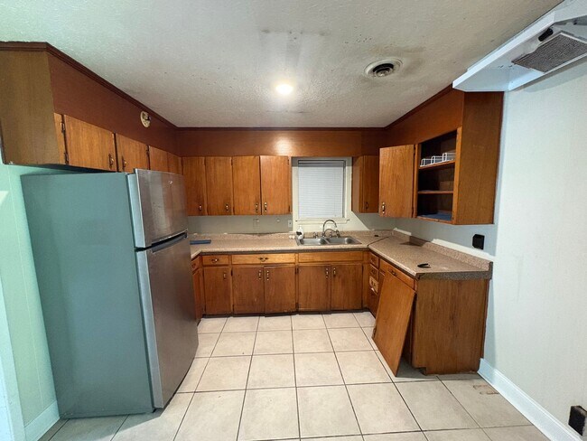 Building Photo - 3 Bed/1.5 Bath in Westland Plaza