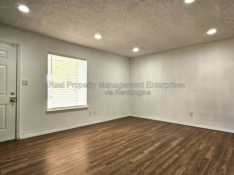 Building Photo - 1707 Beaumont Dr