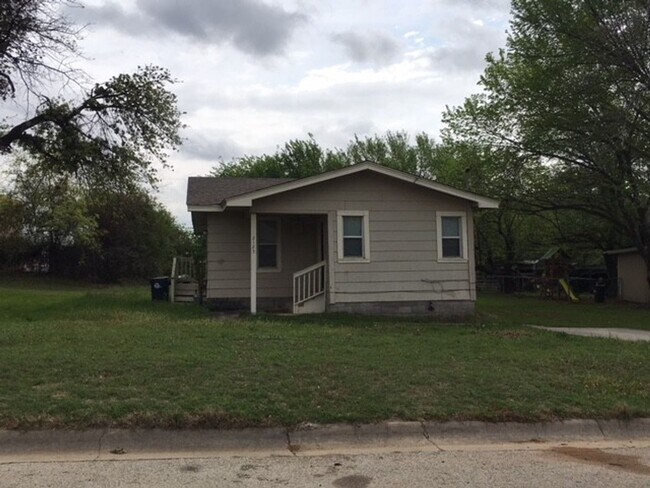 Primary Photo - 2 Bedroom/1 Bath home - Walking distance to Denna Park
