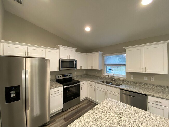 Building Photo - Custom Home - Desirable SE Ocala Neighborh...