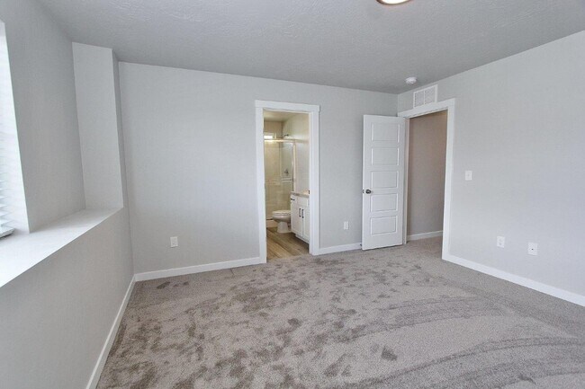 Building Photo - Clean Home in Quiet Neighborhood