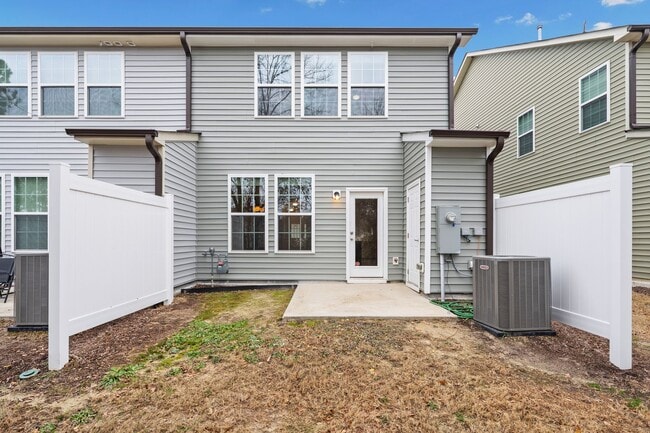 Building Photo - Stylish and Spacious 3 Bedroom, 2.5 Bathroom End-Unit Townhome w/ Garage!