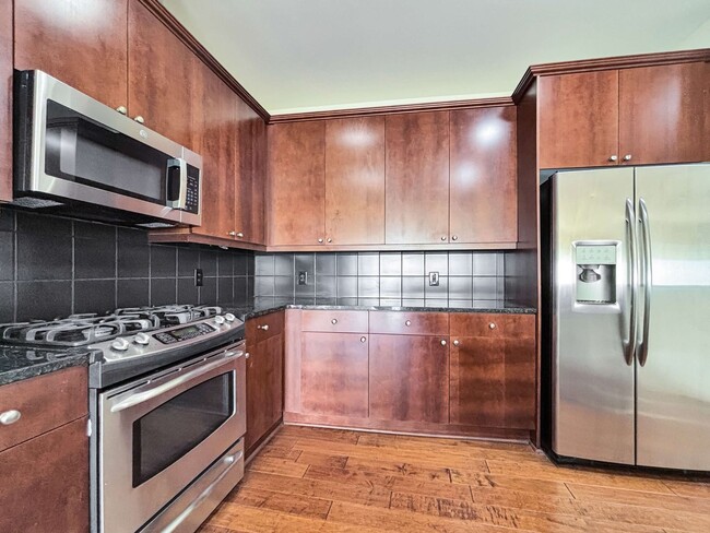 Building Photo - A 2 BR Lifestyle of Luxury at One Vinings Mountain!