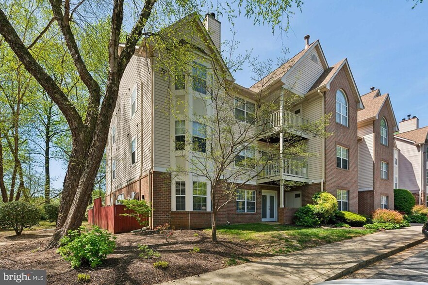 Building Photo - 9720 Lake Pointe Ct