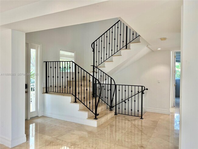 Building Photo - 573 Satinwood Dr