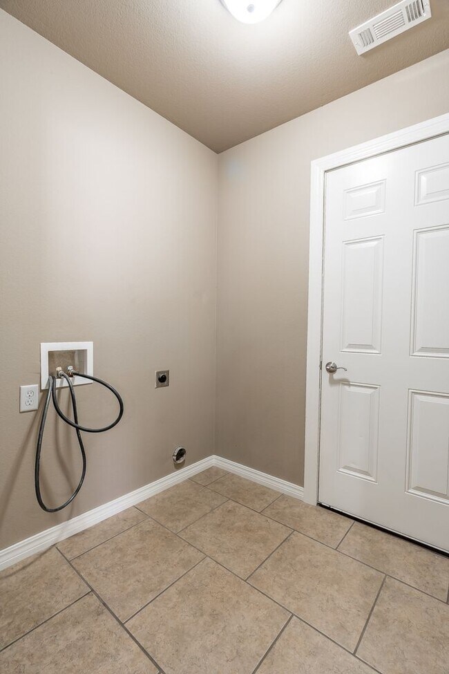 Building Photo - Beautiful 3-bedroom 2 bath Home in Fayetteville!! New Vinyl Plank Floors!