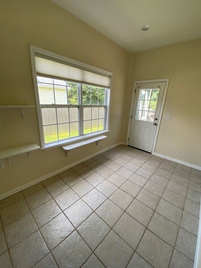 Building Photo - Welcome to this stunning 3-bedroom, 2-bath...