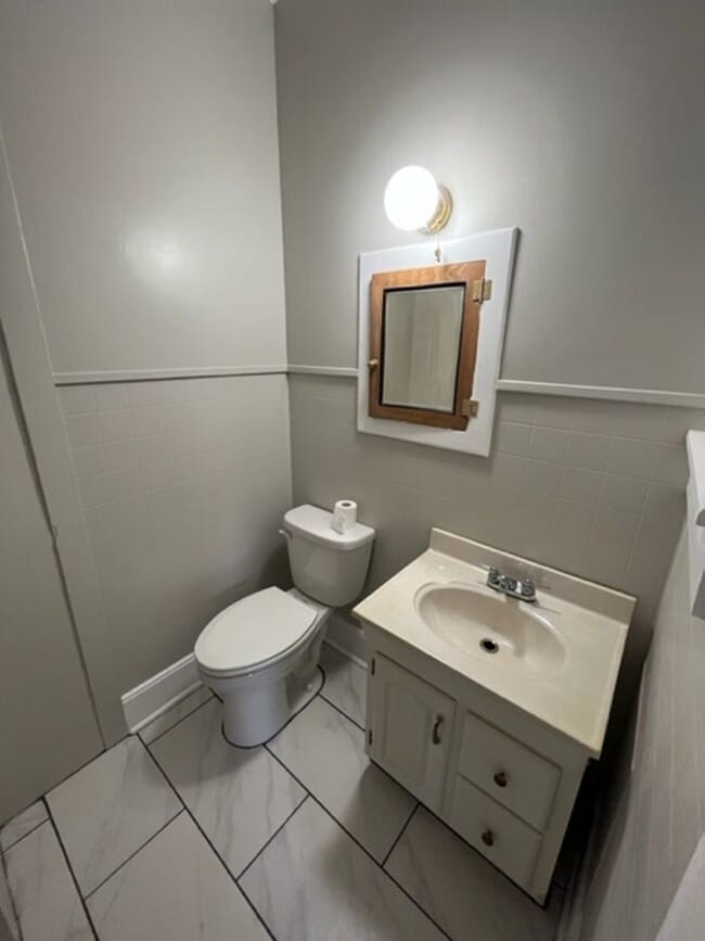 Building Photo - Beautifully rehabbed 4 Bedroom 2 Bath olde...