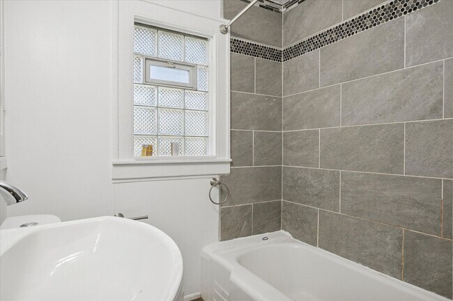 Building Photo - Redford - 3 Bedroom - $1,400/month