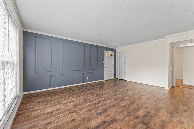 Building Photo - 2 bedroom 1 bath unit for rent in the High...
