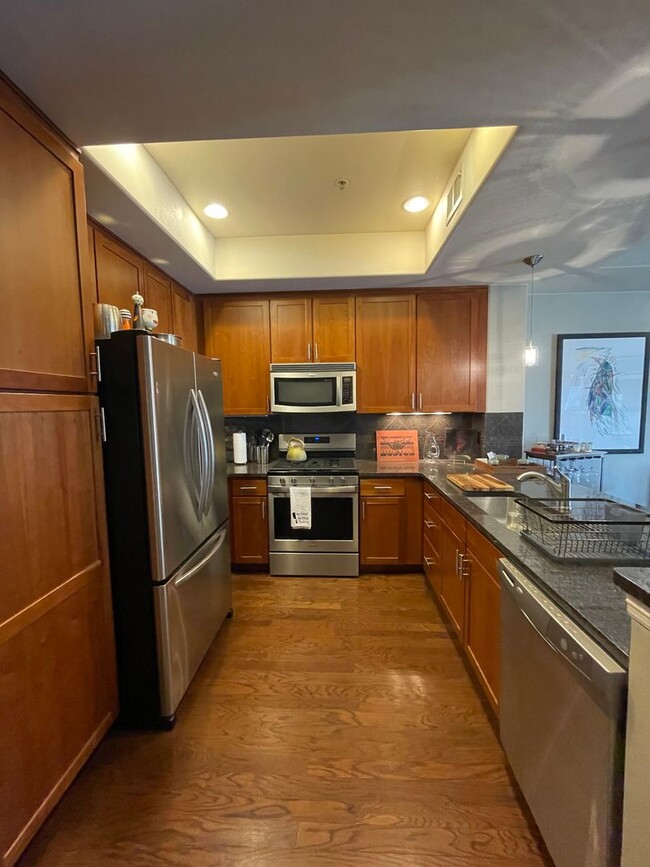 Building Photo - Stunning Penthouse Unit in Cap Hill!