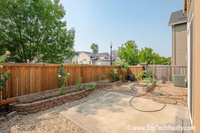 Building Photo - Stunning 4-BR + Den Home | Walk to 53rd Park | Close to Intel | Max & Shopping | Fenced Yard