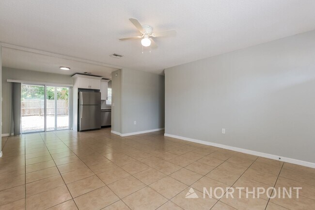 Building Photo - 4 BR/2BA | Newly Renovated Single Family Home |  Fenced backyard!