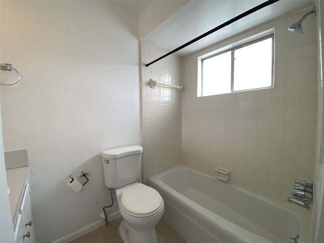 Building Photo - 10682 Hazelhurst Dr