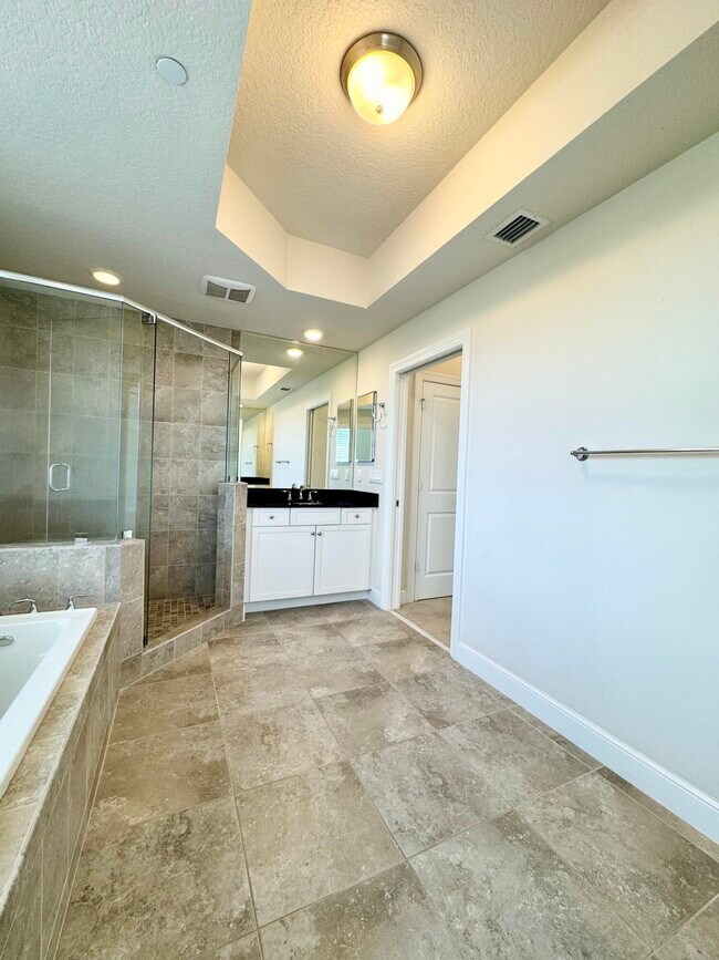 Building Photo - 341 Bay Colony Dr N