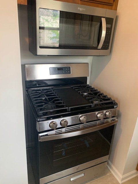 Gas Range - 3908 Avilla Pl