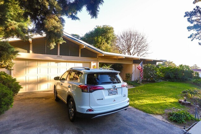 Building Photo - BEAUTIFUL 3 BEDROOM HOME WITH POOL IN THE HILLS OF LA CRESCENTA