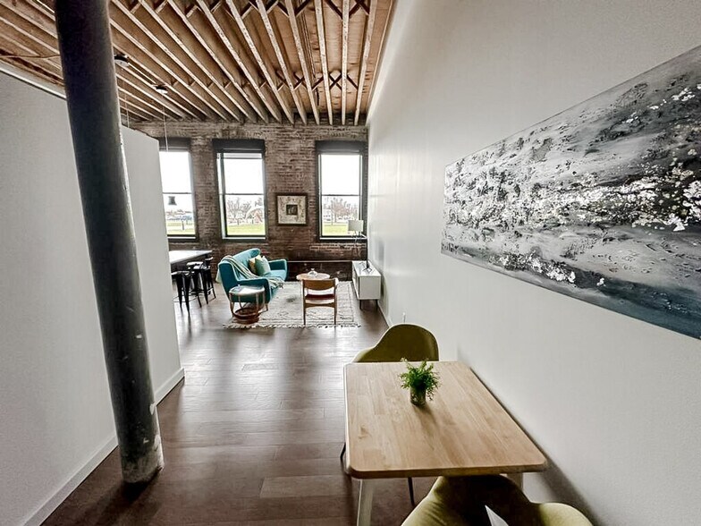 Building Photo - 604 W 4th St N