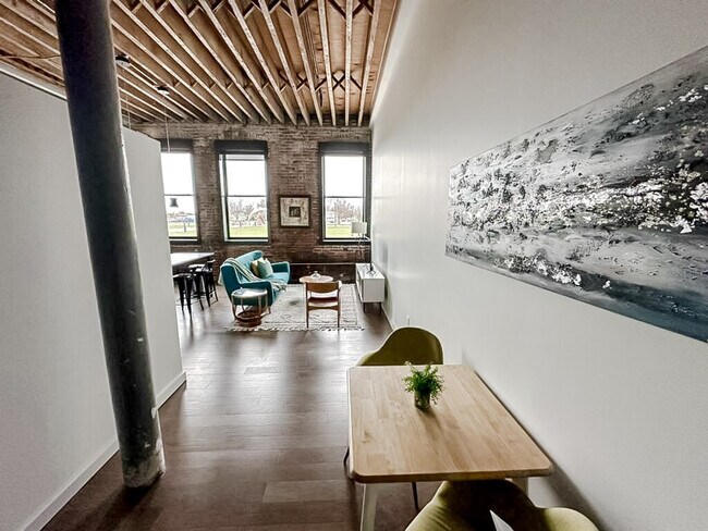 Building Photo - 604 W 4th St N