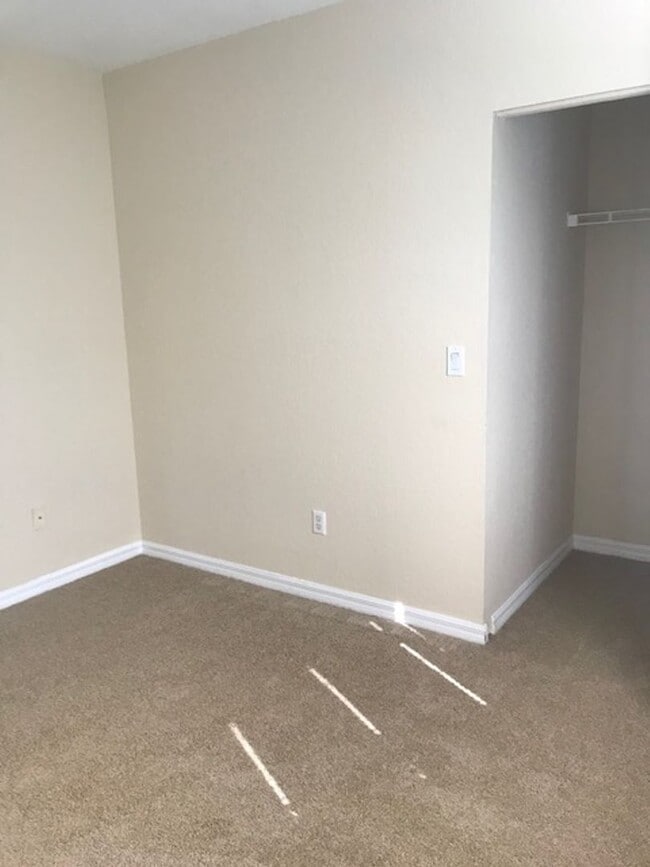 Building Photo - Rental unit