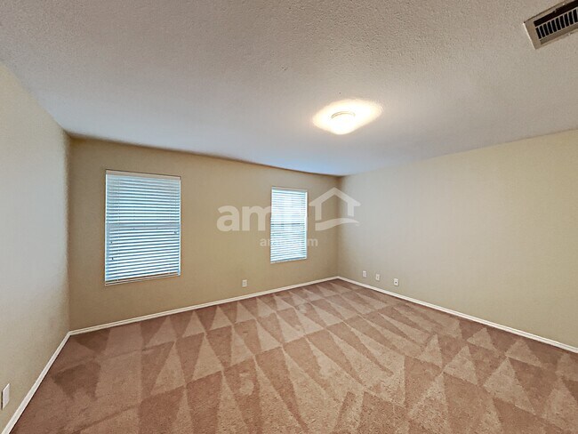 Building Photo - 7915 Maple Leaf