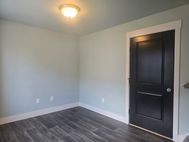 Building Photo - Beautiful 2 bed 1.5 bath townhome