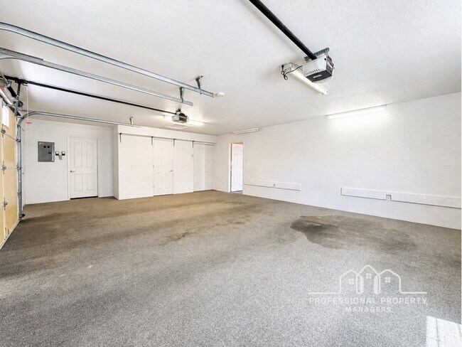 Building Photo - 3-bedroom, 3-bathroom home in Foothills Mobile Est